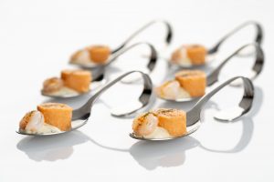 Cucharita de pastel de centollo y gambas sobre tártara al eneldo