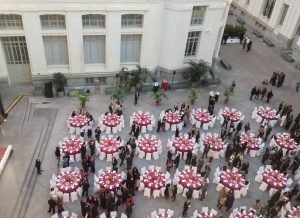 Congreso en Alcaldía Madrid con mesas preparadas para servir