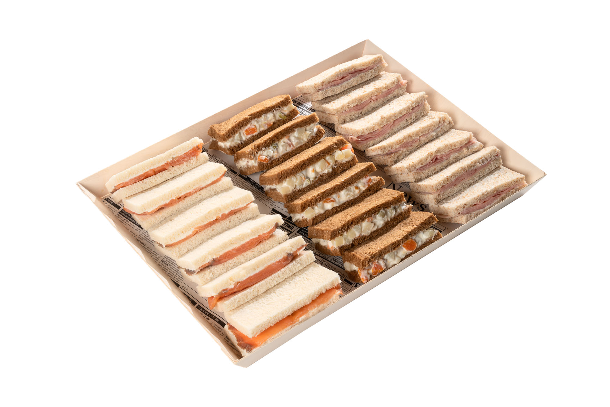 Bandeja de sandwichs en pan tramezzino con diferentes sabores